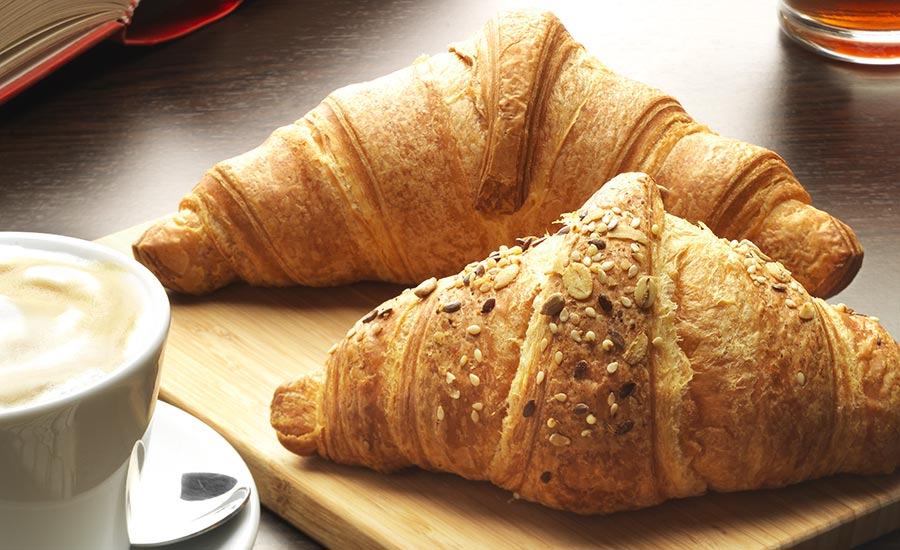 Cornetti sfogliati e croissant, storia e segreti del dolce della colazione